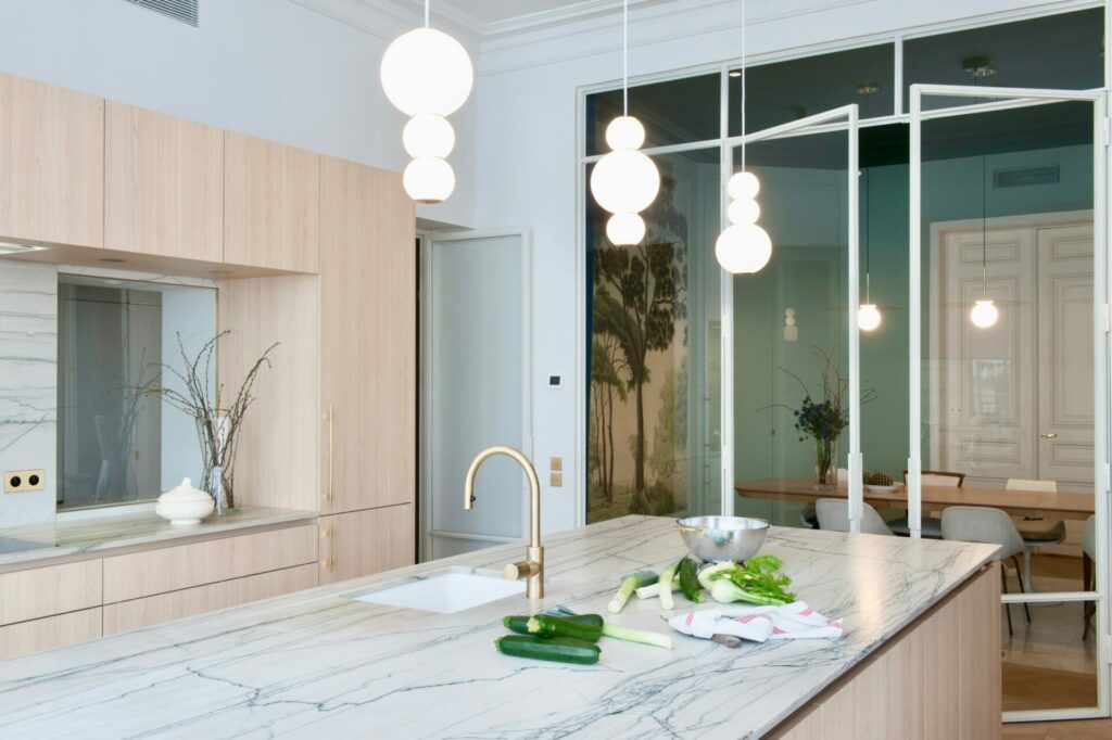 L‘équipe de Dimi Intérior Design présente le projet « Avenue Marceau », où la cuisine occupe une place centrale.