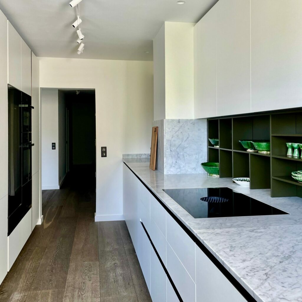 Transformation d’une cuisine couloir en un espace fonctionnel