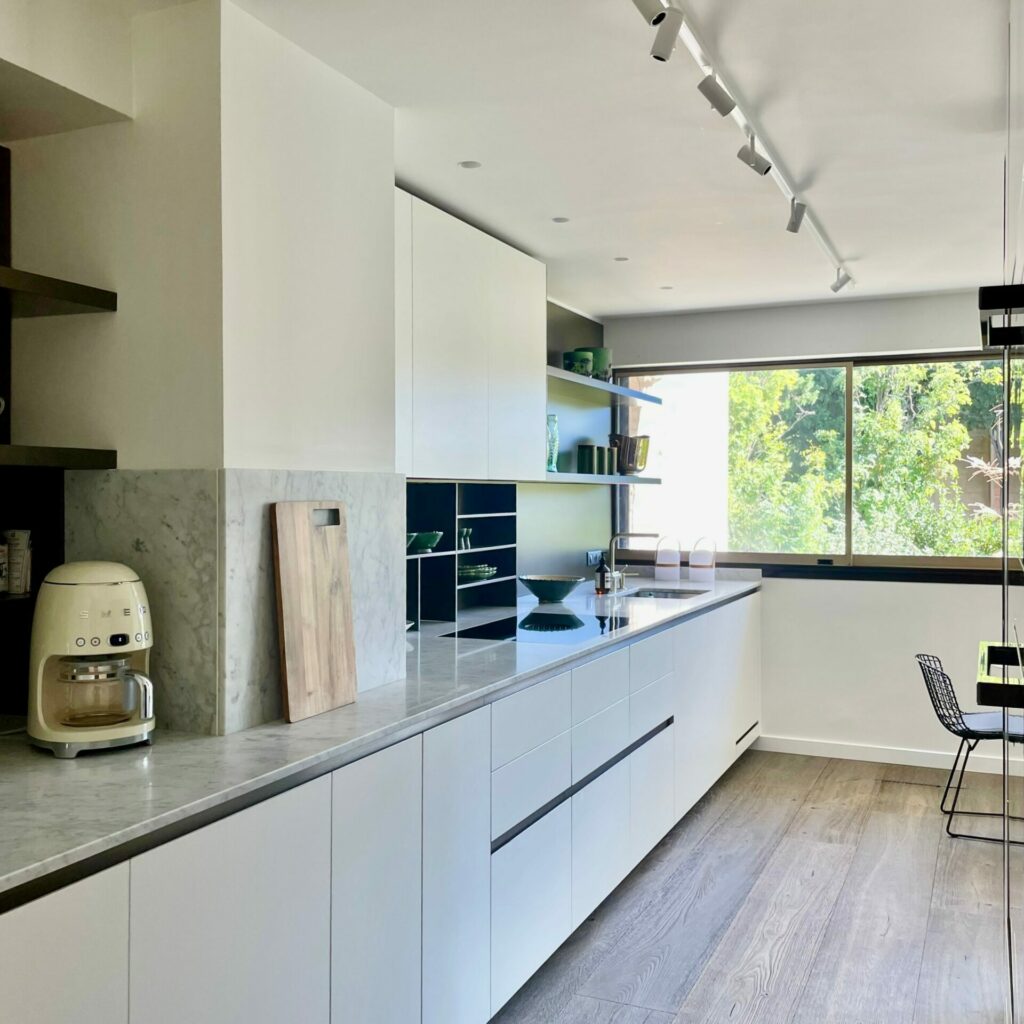 Transformation d’une cuisine couloir en un espace fonctionnel