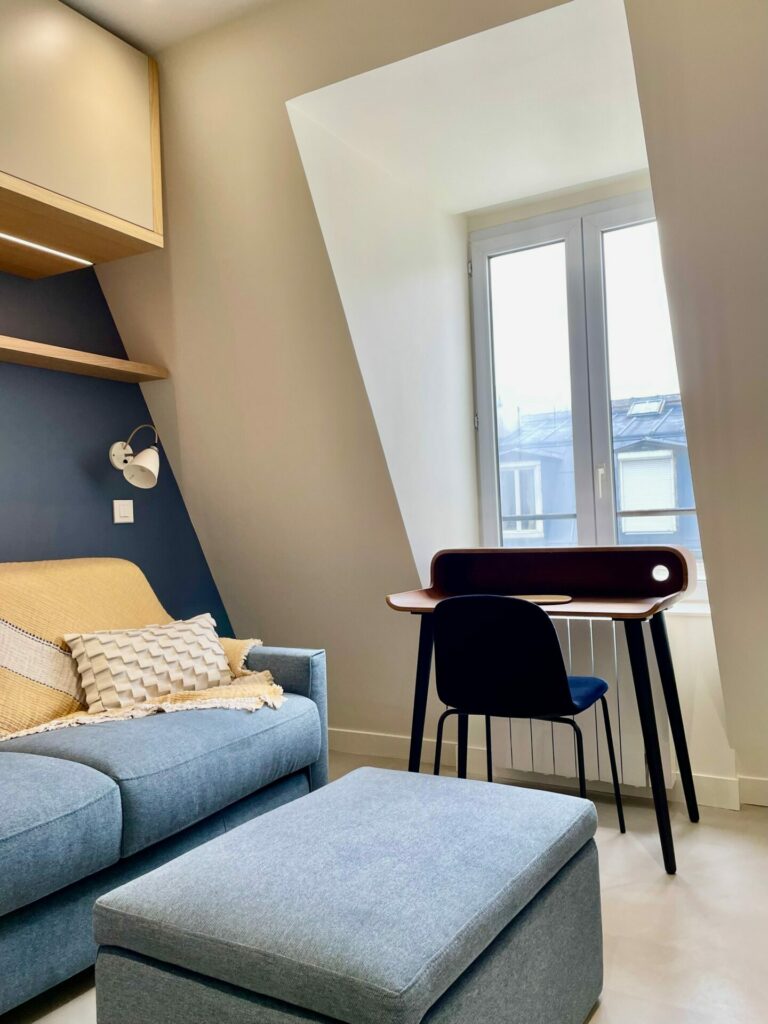 Un studio sous les toits du Marais agence sur mesure réalisé par DIMI Interior Design