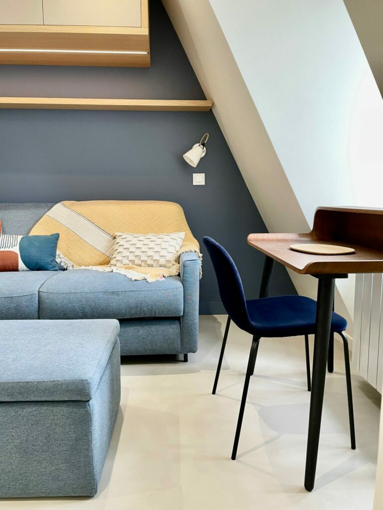 Un studio sous les toits du Marais agence sur mesure réalisé par DIMI Interior Design