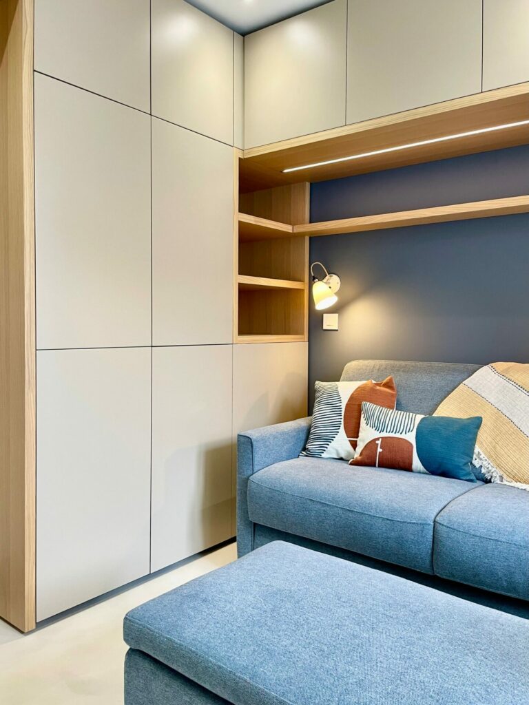 Un studio sous les toits du Marais agence sur mesure réalisé par DIMI Interior Design