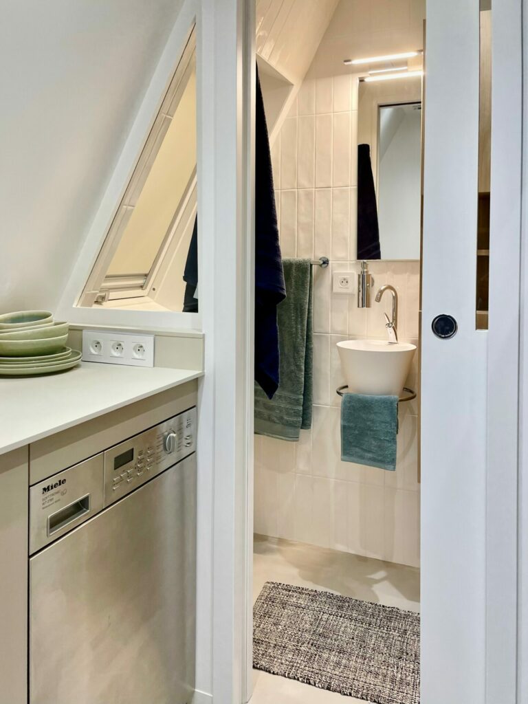 Un studio sous les toits du Marais agence sur mesure réalisé par DIMI Interior Design