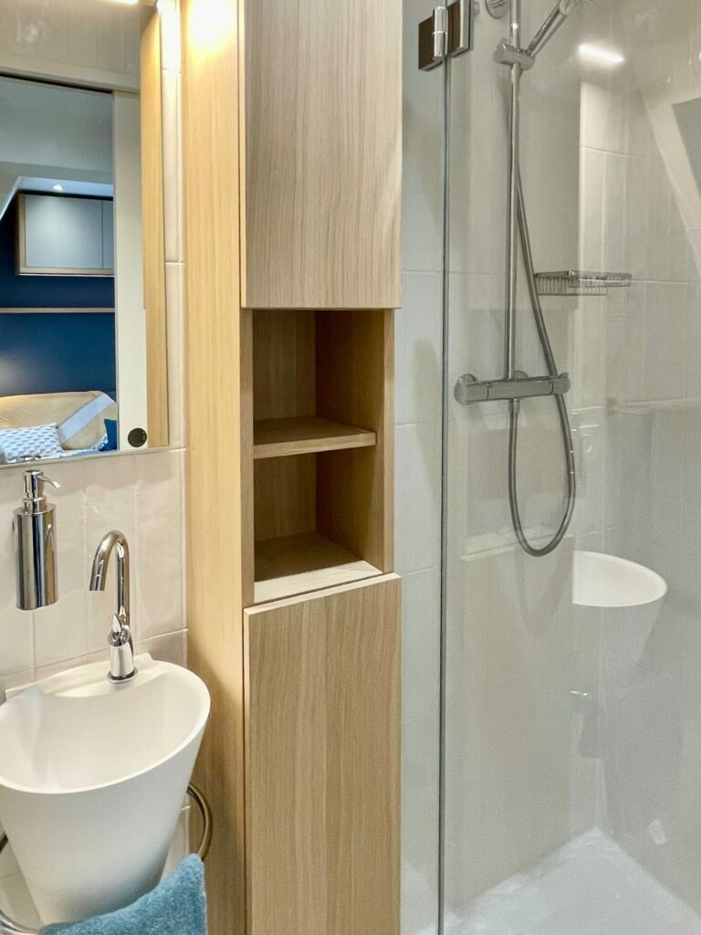 Un studio sous les toits du Marais agence sur mesure réalisé par DIMI Interior Design