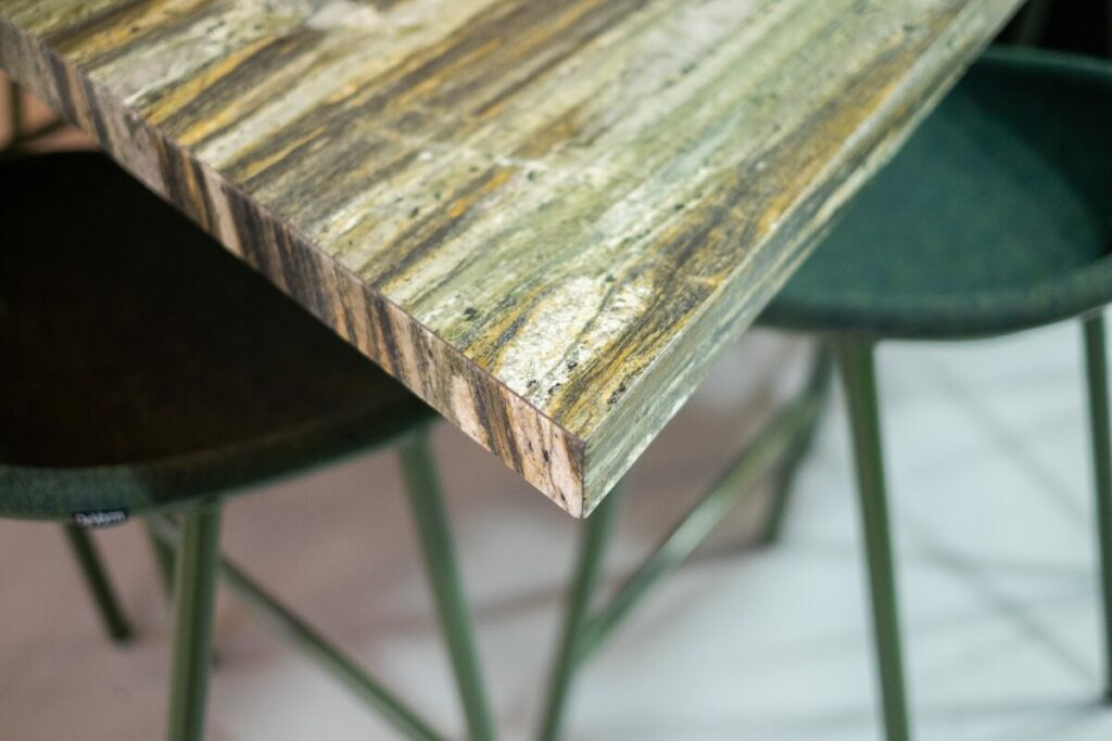 coin de mobilier en quartzite