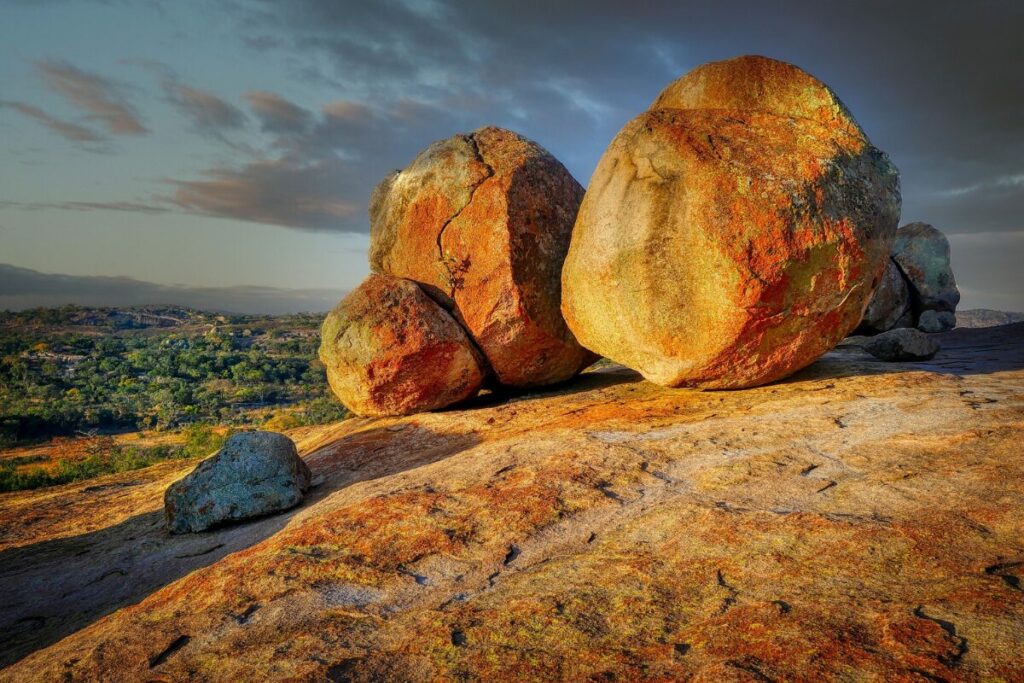 photo de granit brut sur un paysage ensoleillé