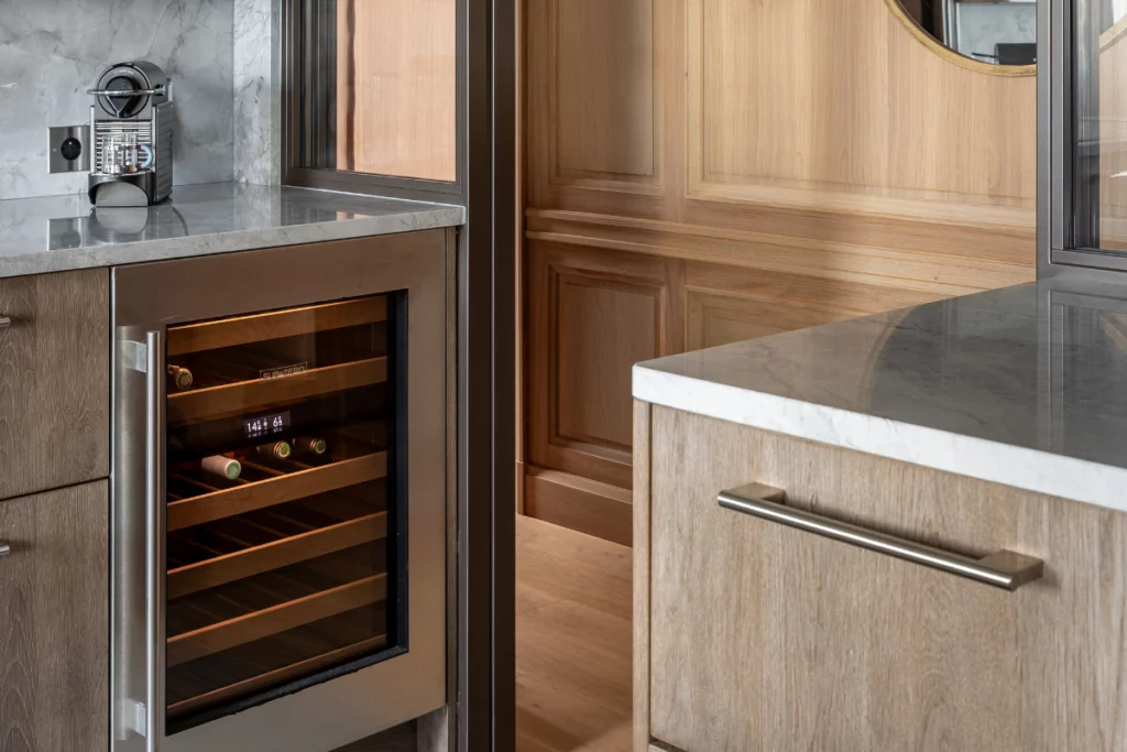 vue d'une cave à vin intégrée dans une cuisine de luxe point essentiel du point froid sur-mesure et design