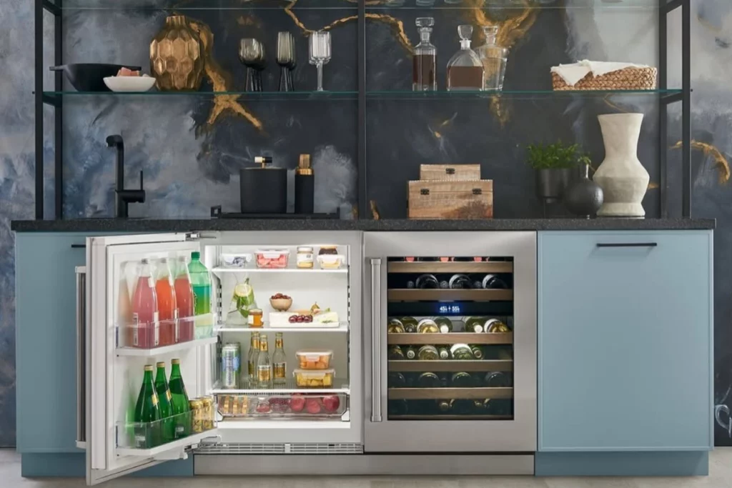 vue d'un frigo ouvert et d'une cave à vin, primordiaux du point froid sur-mesure et design