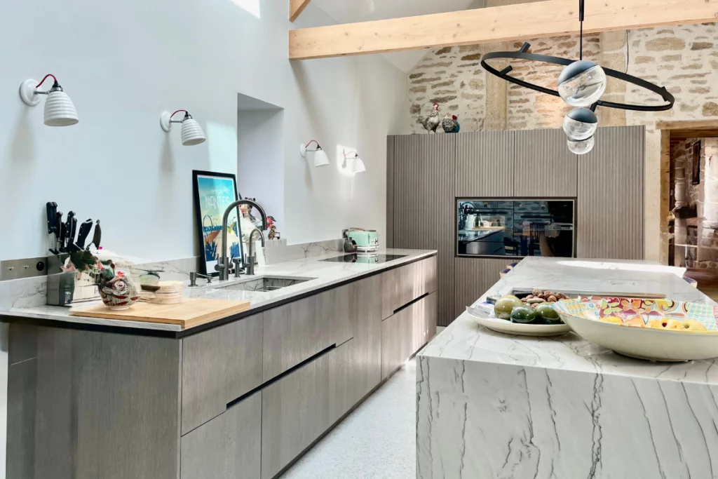 Aménagement intérieur luxueux : on y voit une cuisine haut de gamme