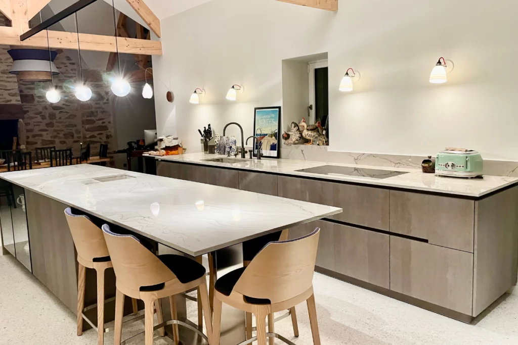  photo de la cuisine : table avec chaises et plan de travail 