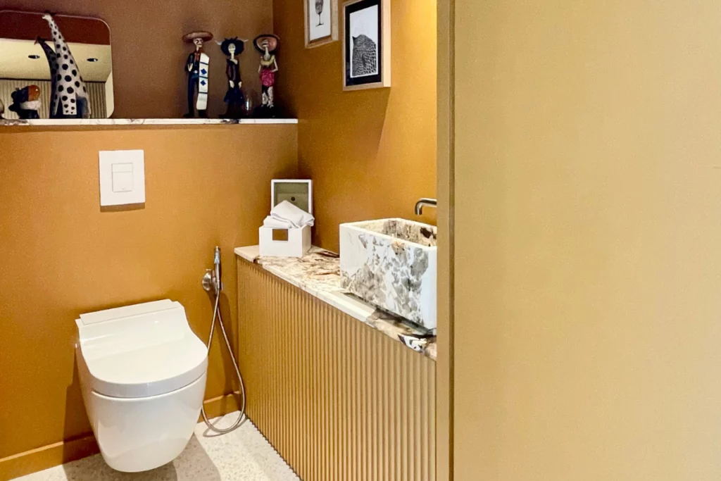 Aménagement intérieur luxueux : toilettes et agencements