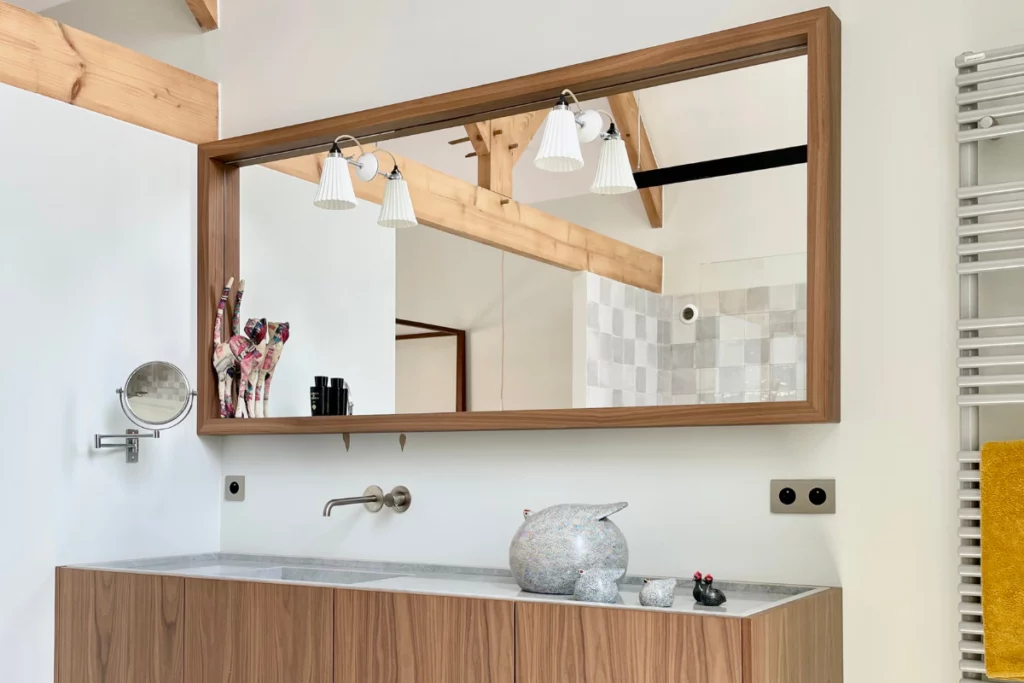 salle de bain, lavabo et plan de travail, miroir