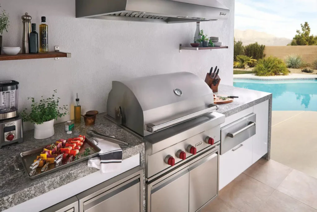 cuisine d'été haut de gamme : vue sur l'espace cuisson