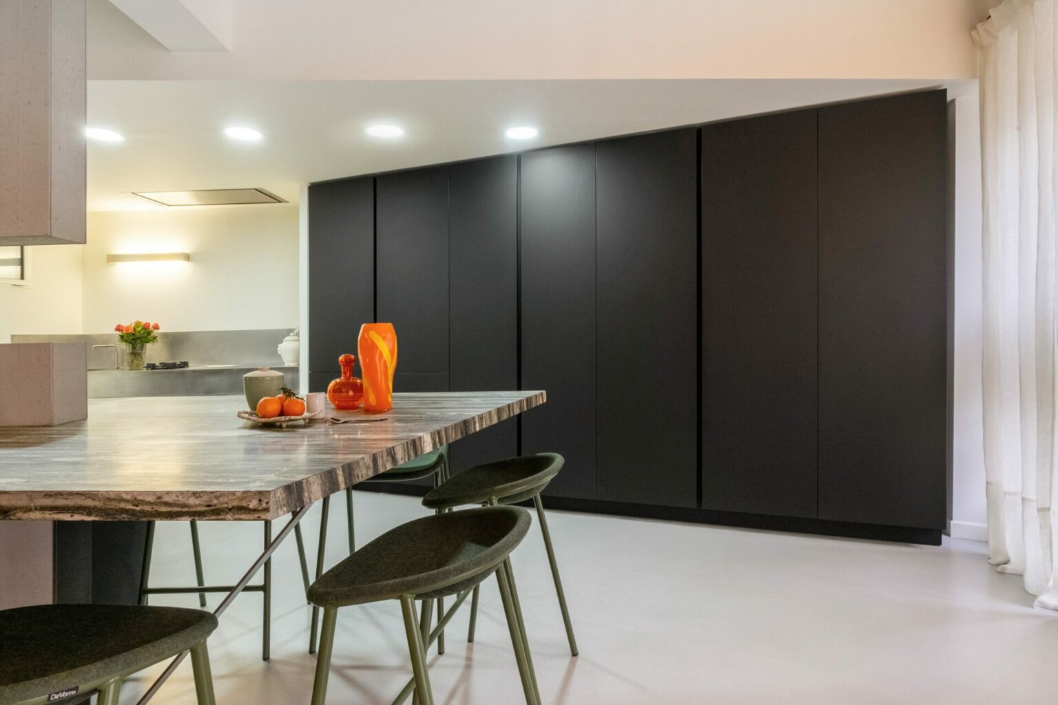 « Bastille chic : Fusion minérale et modernité » est une réinterprétation raffinée de l’habitat urbain contemporain, nichée au cœur de Paris