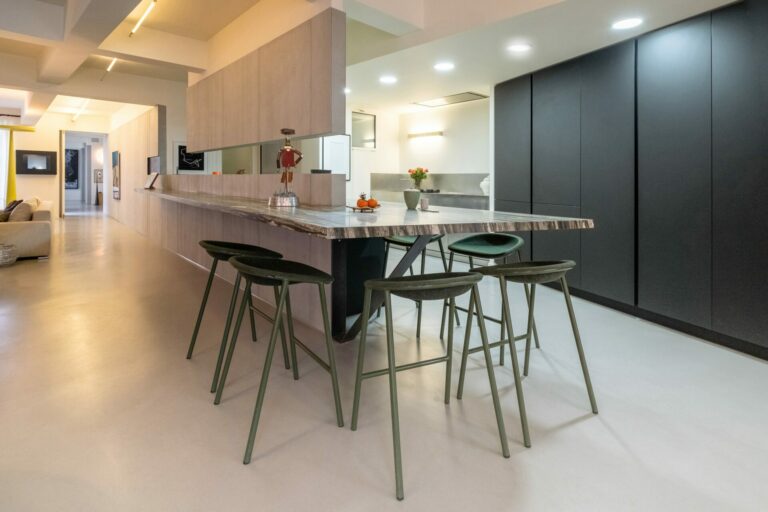 « Bastille chic : Fusion minérale et modernité » est une réinterprétation raffinée de l’habitat urbain contemporain, nichée au cœur de Paris