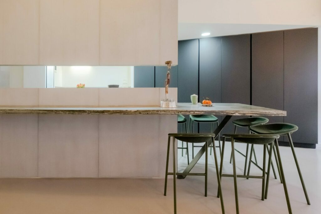 « Bastille chic : Fusion minérale et modernité » est une réinterprétation raffinée de l’habitat urbain contemporain, nichée au cœur de Paris