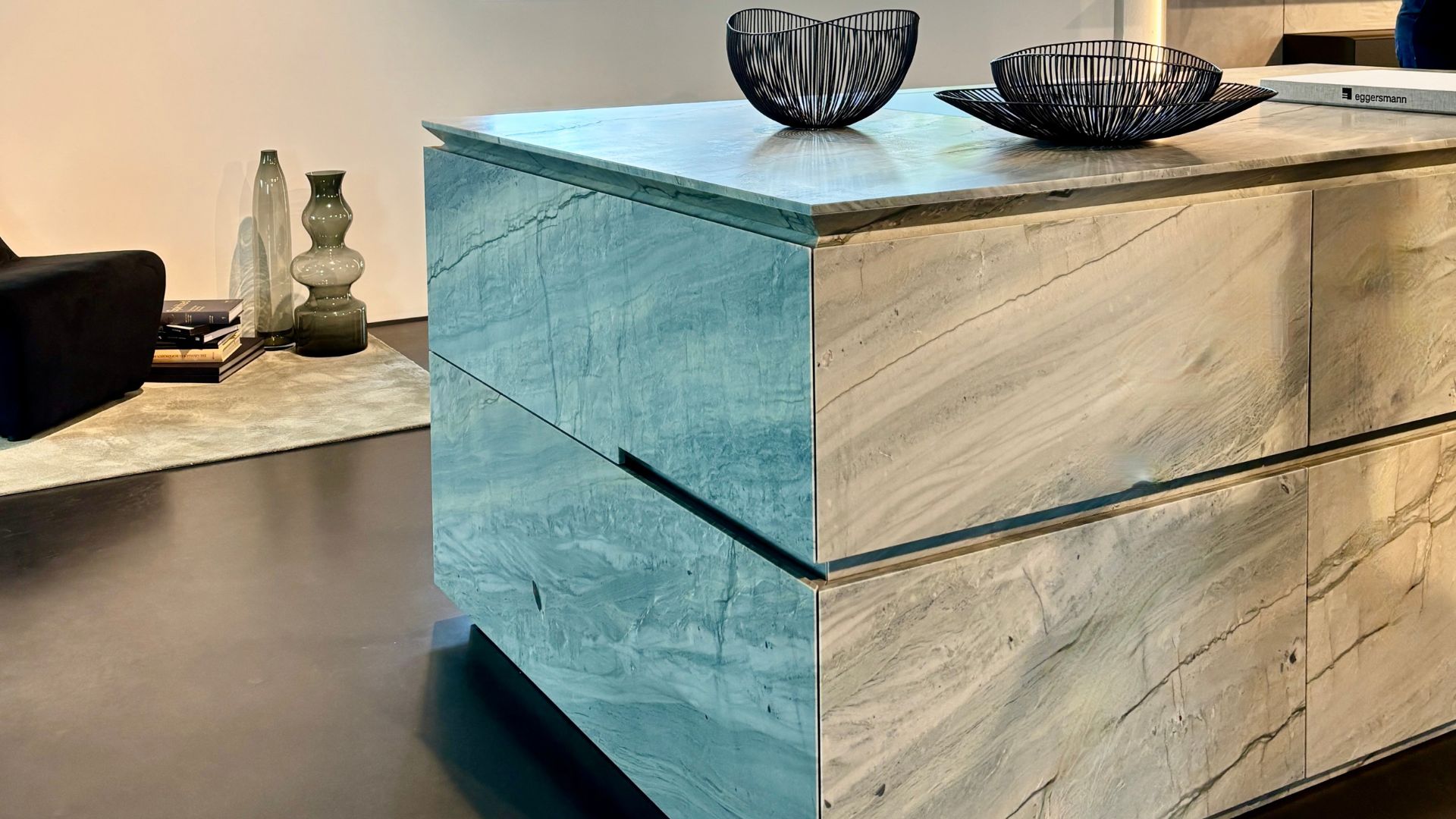 Ambiance raffinée d’un showroom Eggersmann : cuisine contemporaine de luxe aux lignes sobres, finitions sur mesure et esprit résidentiel haut de gamme.