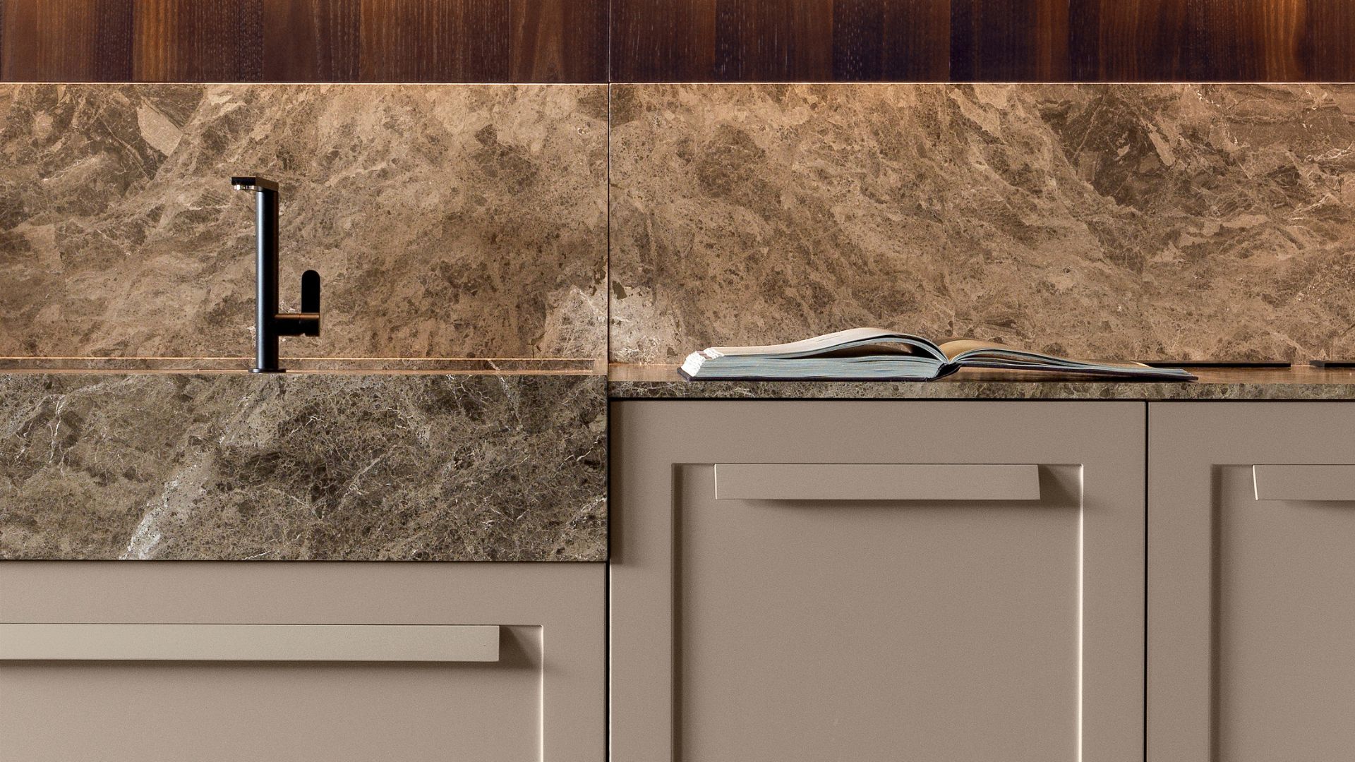 Détail quartzite naturelle et plaque mate