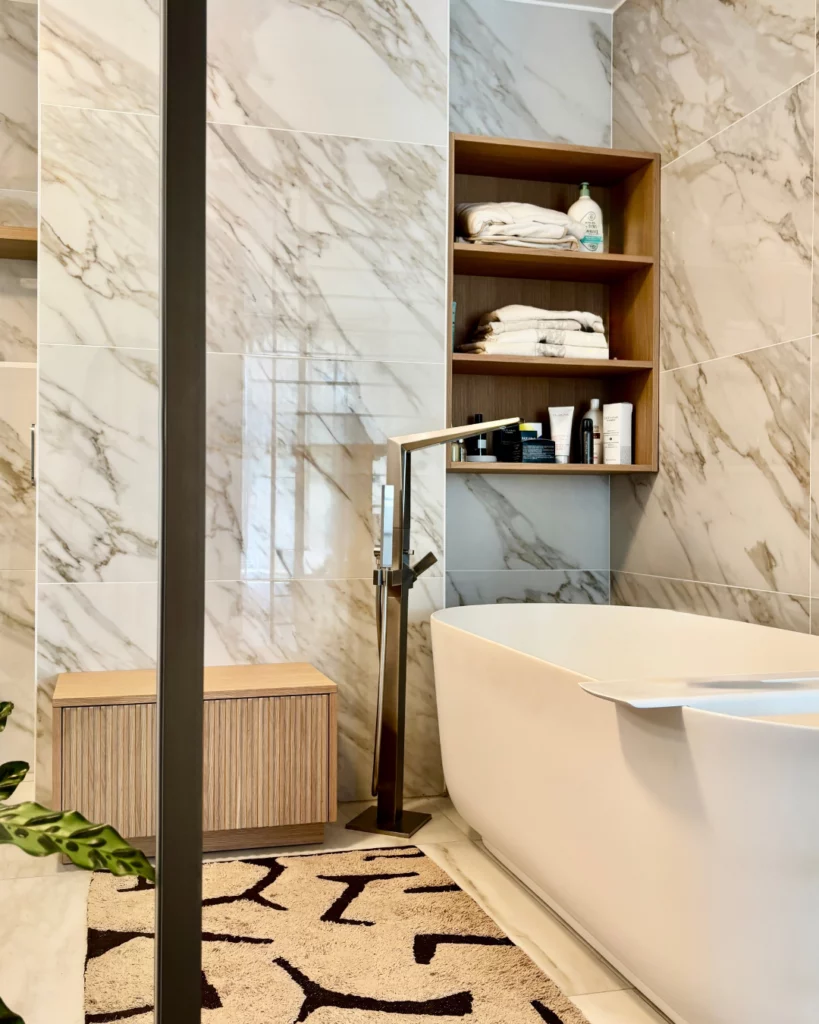 Salle de bains sur mesure en chêne et Corian