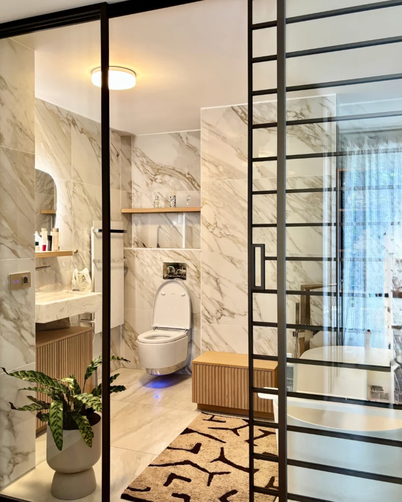 Salle de bains sur mesure en chêne ouverte sur une suite parentale
