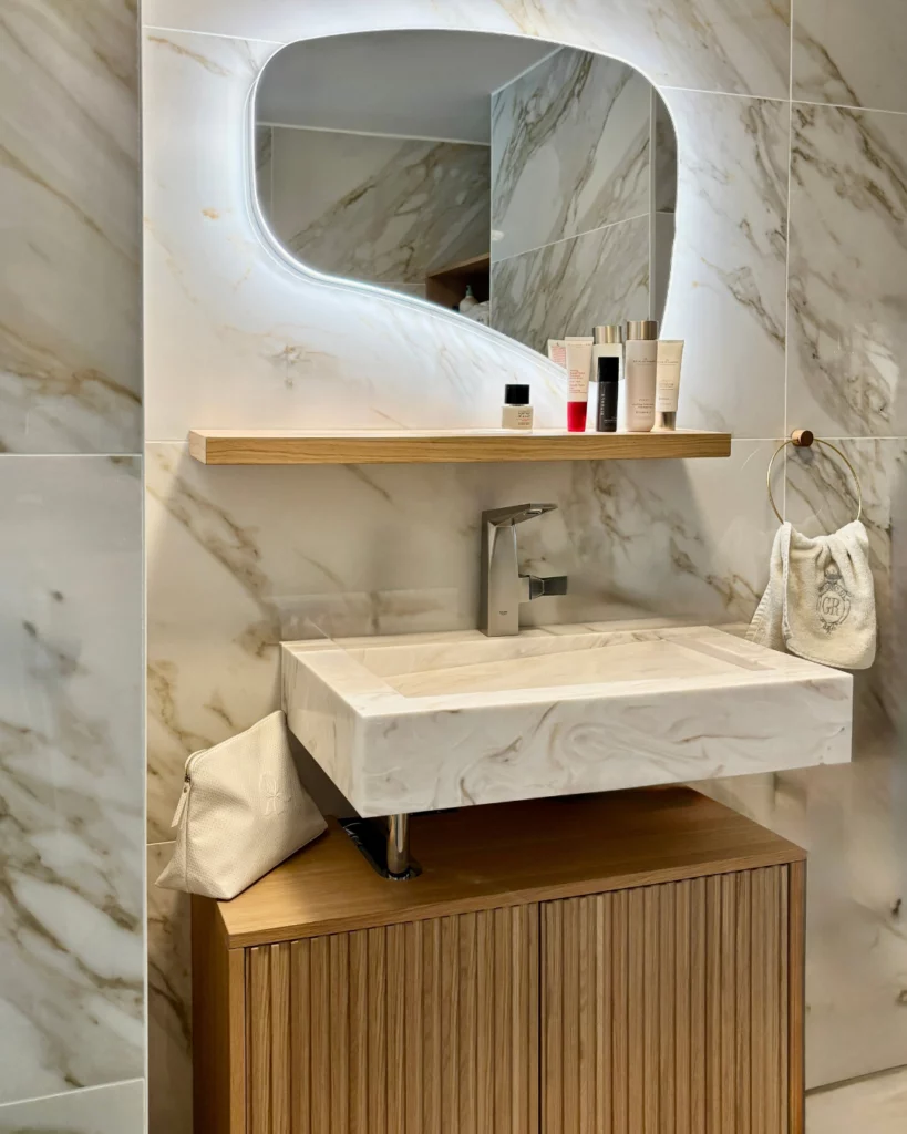 Salle de bains sur mesure en chêne et Corian