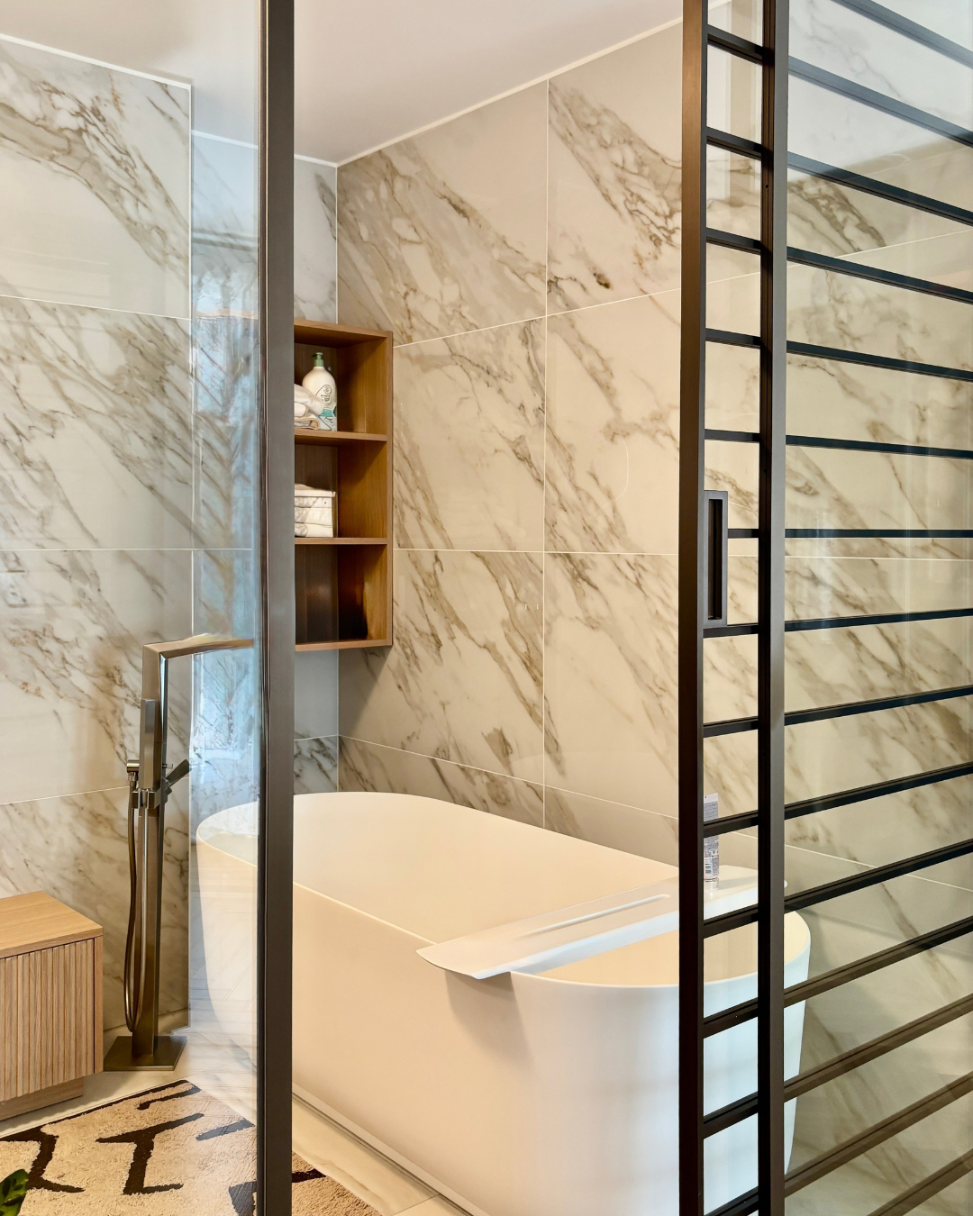 Salle de bain sur mesure ouverte sur une suite parentale 
