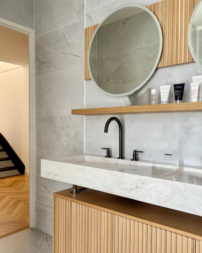 Salle de bains sur mesure en chêne et Corian