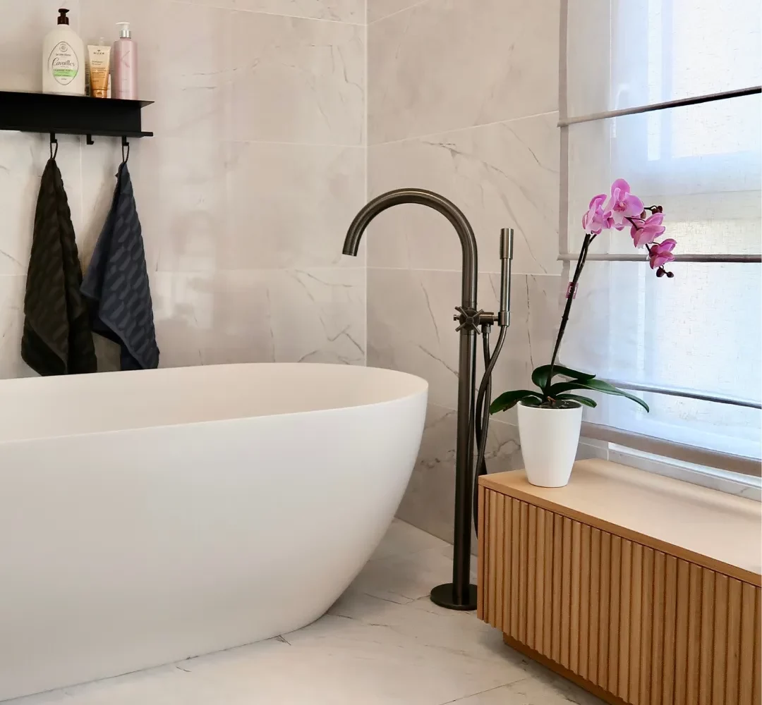 Salle de bains sur mesure en chêne et Corian