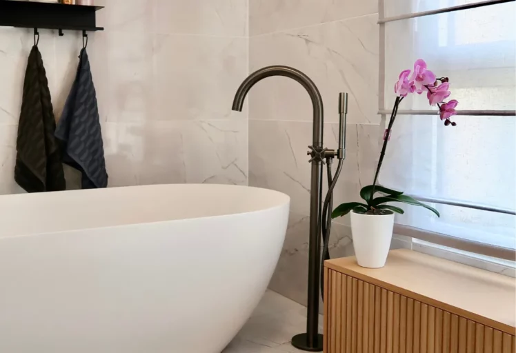 Salle de bains sur mesure en chêne et Corian