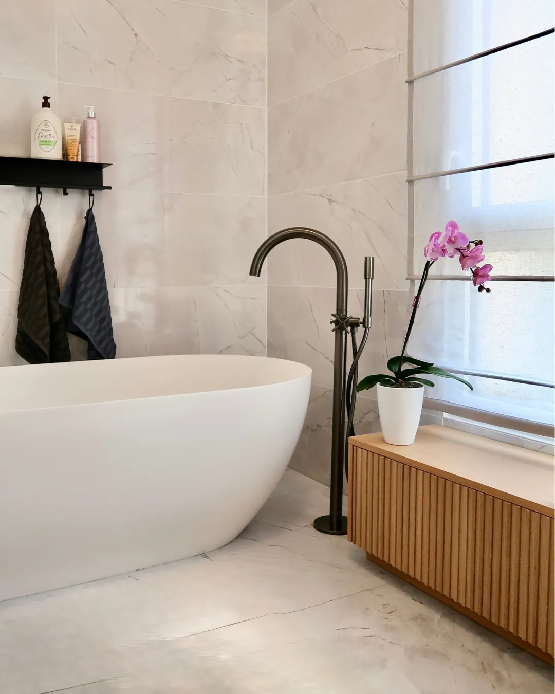Salle de bains sur mesure en chêne et Corian