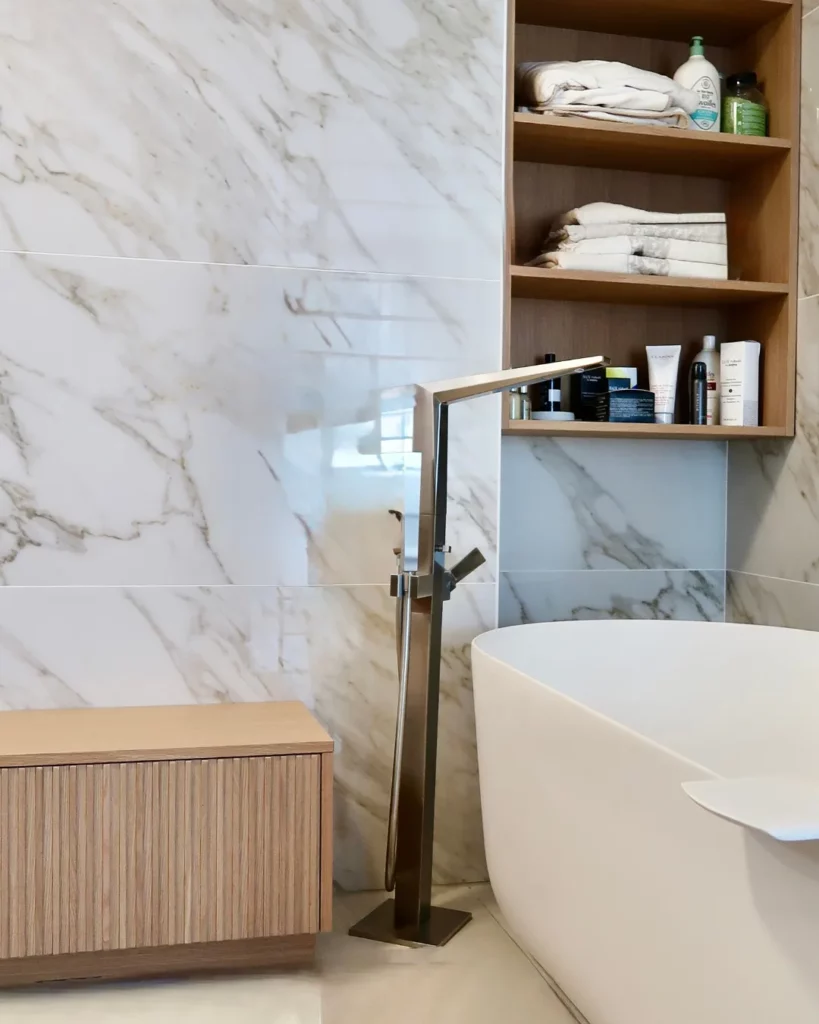 Salle de bains sur mesure en chêne ouverte sur une suite parentale